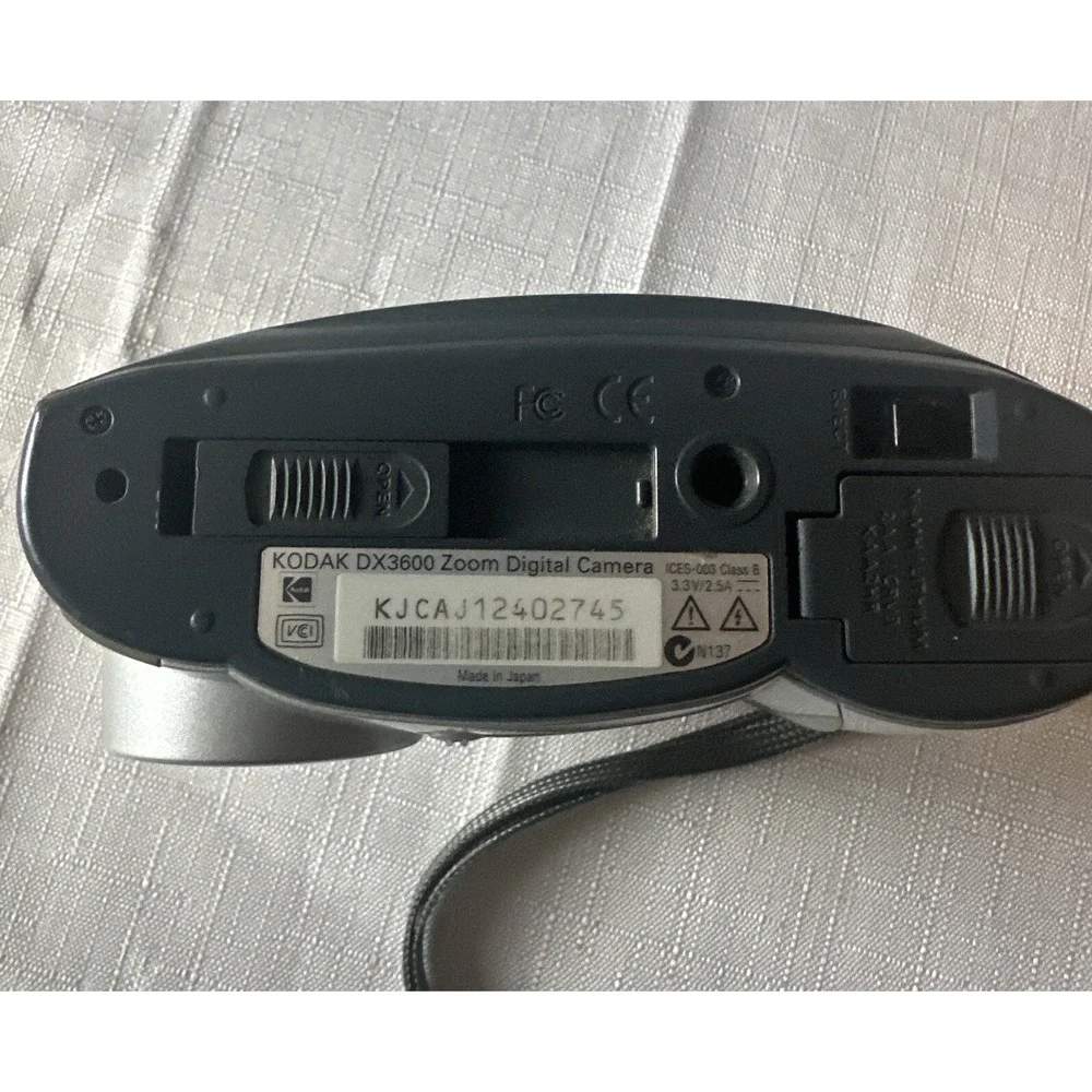 Kodak‎ EasyShare DX3600 2.2MP Digital Camera - Silver  Untested.  No battery